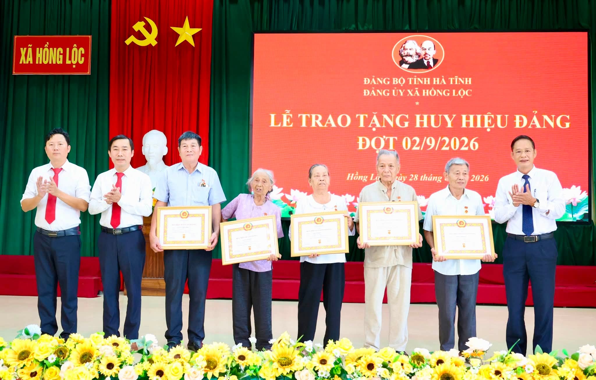 ĐẢNG BỘ XÃ HỒNG LỘC TỔ CHỨC TRAO TẶNG HUY HIỆU ĐẢNG ĐỢT 2/9/2026.