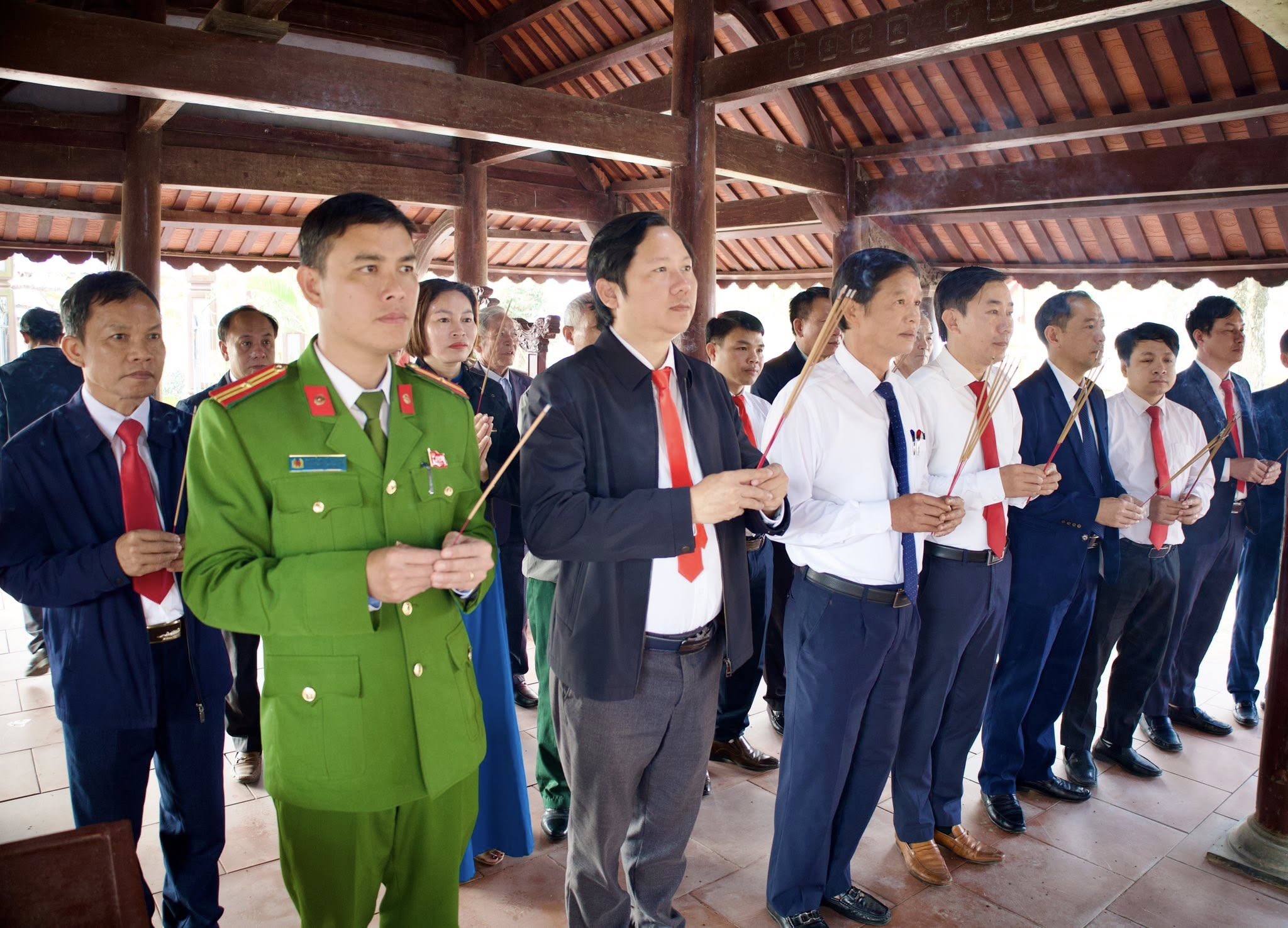 ĐẢNG BỘ XÃ HỒNG LỘC TỔ CHỨC LỄ DÂNG HƯƠNG KỶ NIỆM 96 NĂM NGÀY THÀNH LẬP ĐẢNG