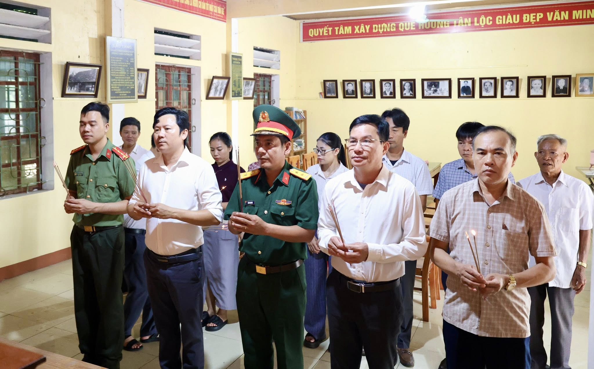 HỒNG LỘC TỔ CHỨC DÂNG HƯƠNG TƯỞNG NIỆM NHÂN KỶ NIỆM 136 NĂM NGÀY SINH CHỦ TỊCH HỒ CHÍ MINH