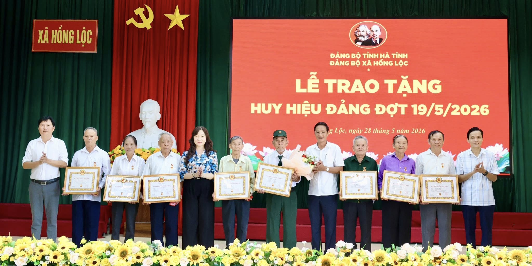 ĐẢNG ỦY XÃ HỒNG LỘC TỔ CHỨC LỄ TRAO HUY HIỆU ĐẢNG ĐỢT 19/5 VÀ SƠ KẾT 01 NĂM VẬN HÀNH MÔ HÌNH CHÍNH QUYỀN ĐỊA PHƯƠNG 02 CẤP