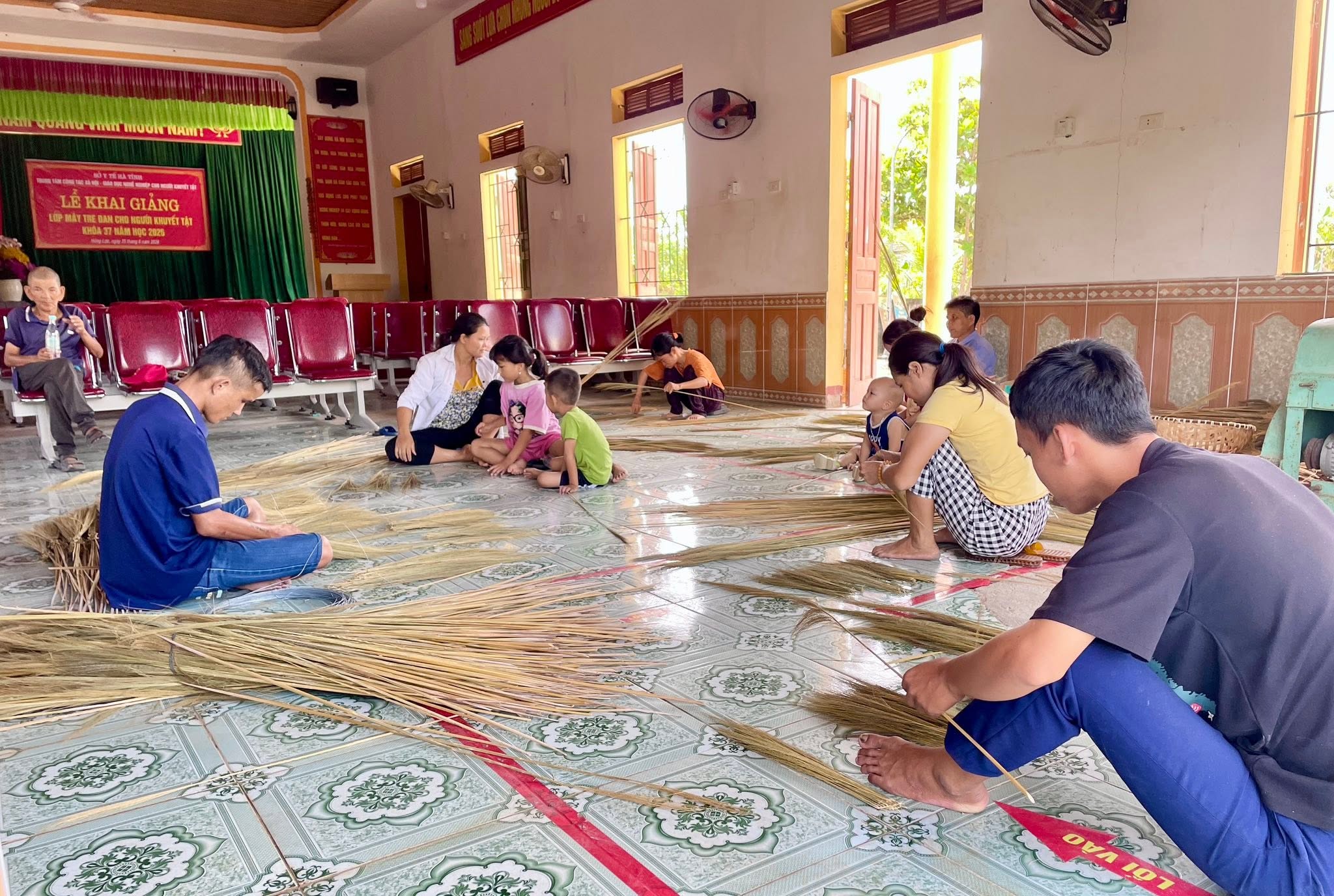 KHAI GIẢNG LỚP MÂY TRE ĐAN KHÓA 37 CHO NGƯỜI KHUYẾT TẬT TẠI XÃ HỒNG LỘC