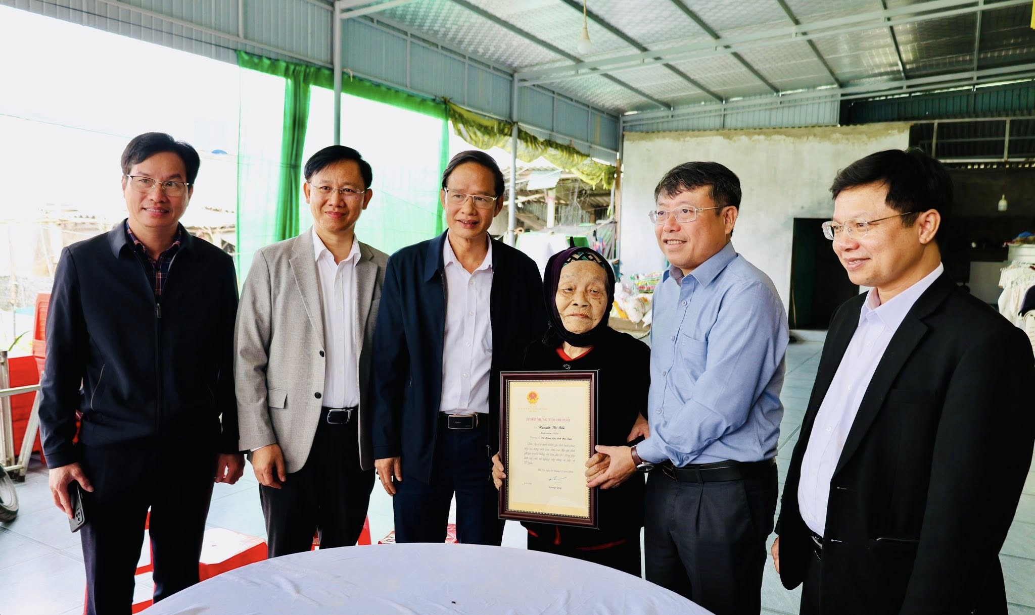 PHÓ CHỦ TỊCH HỘI ĐỒNG NHÂN DÂN TỈNH DƯƠNG TẤT THẮNG TẶNG QUÀ TẾT TẠI XÃ HỒNG LỘC