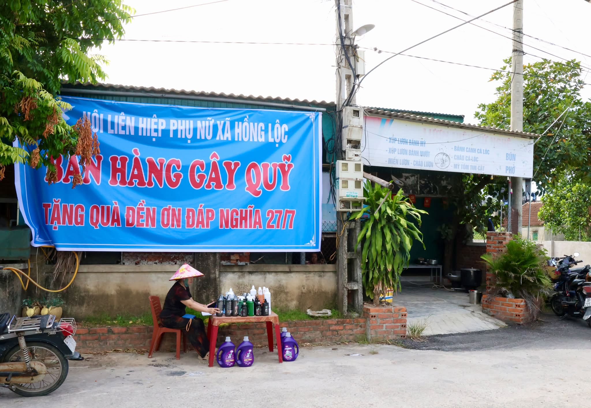 HỘI LIÊN HIỆP PHỤ NỮ XÃ HỒNG LỘC TỔ CHỨC HOẠT ĐỘNG GÂY QUỸ TRI ÂN NHÂN KỶ NIỆM NGÀY THƯƠNG BINH - LIỆT SĨ 27/7