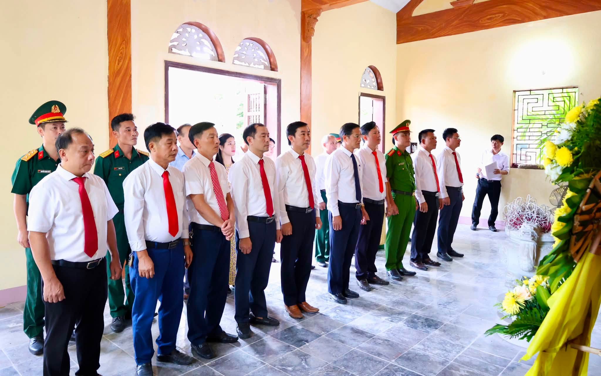 LÃNH ĐẠO XÃ HỒNG LỘC DÂNG HƯƠNG TRI ÂN CÁC ANH HÙNG LIỆT SĨ NHÂN KỶ NIỆM 79 NĂM NGÀY TBLS 27/7.