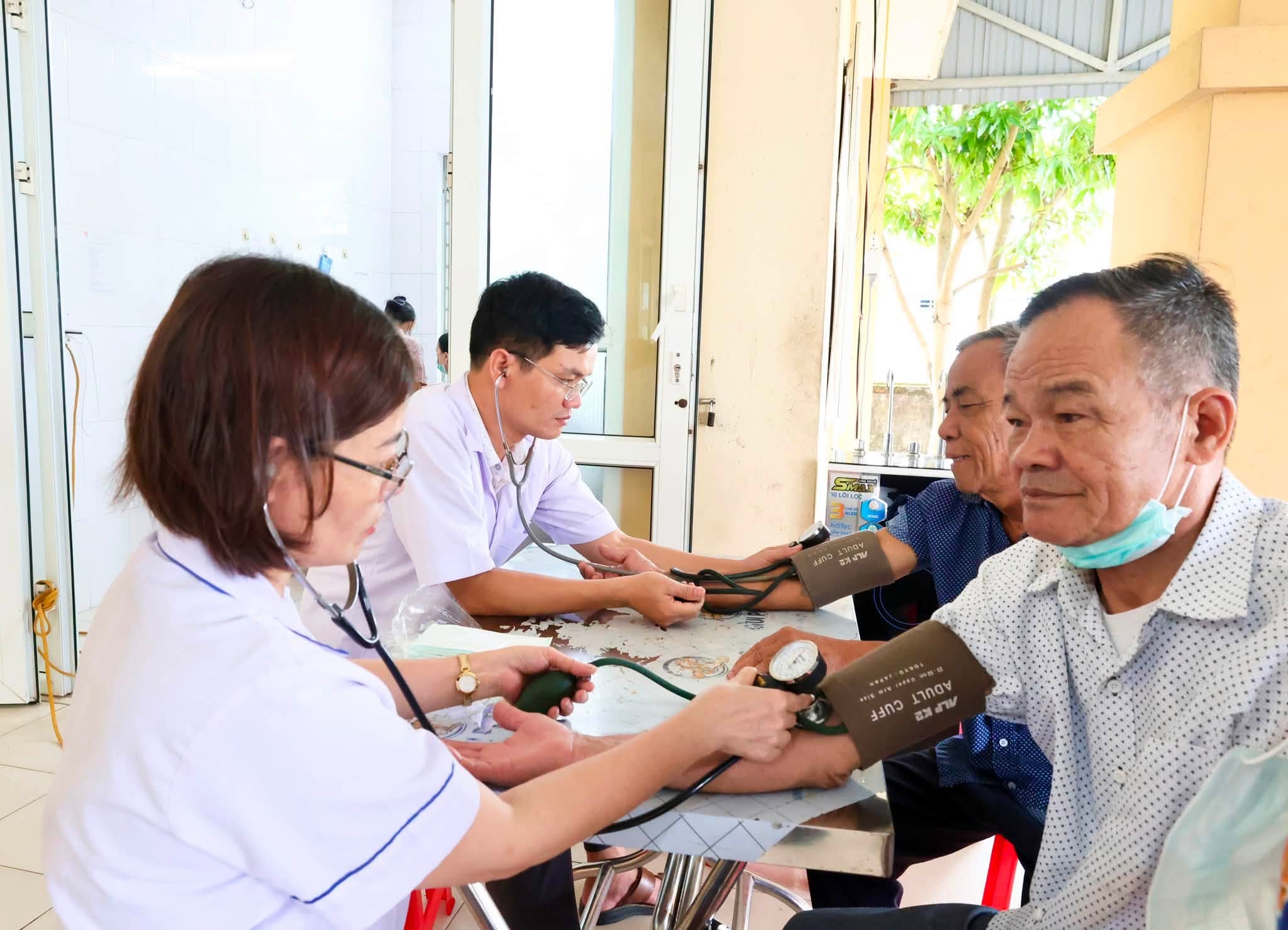 TRẠM Y TẾ XÃ HỒNG LỘC PHỐI HỢP BỆNH VIỆN PHỔI HÀ TĨNH TỔ CHỨC KHÁM SÀNG LỌC CÁC BỆNH VỀ PHỔI CHO NHÂN DÂN