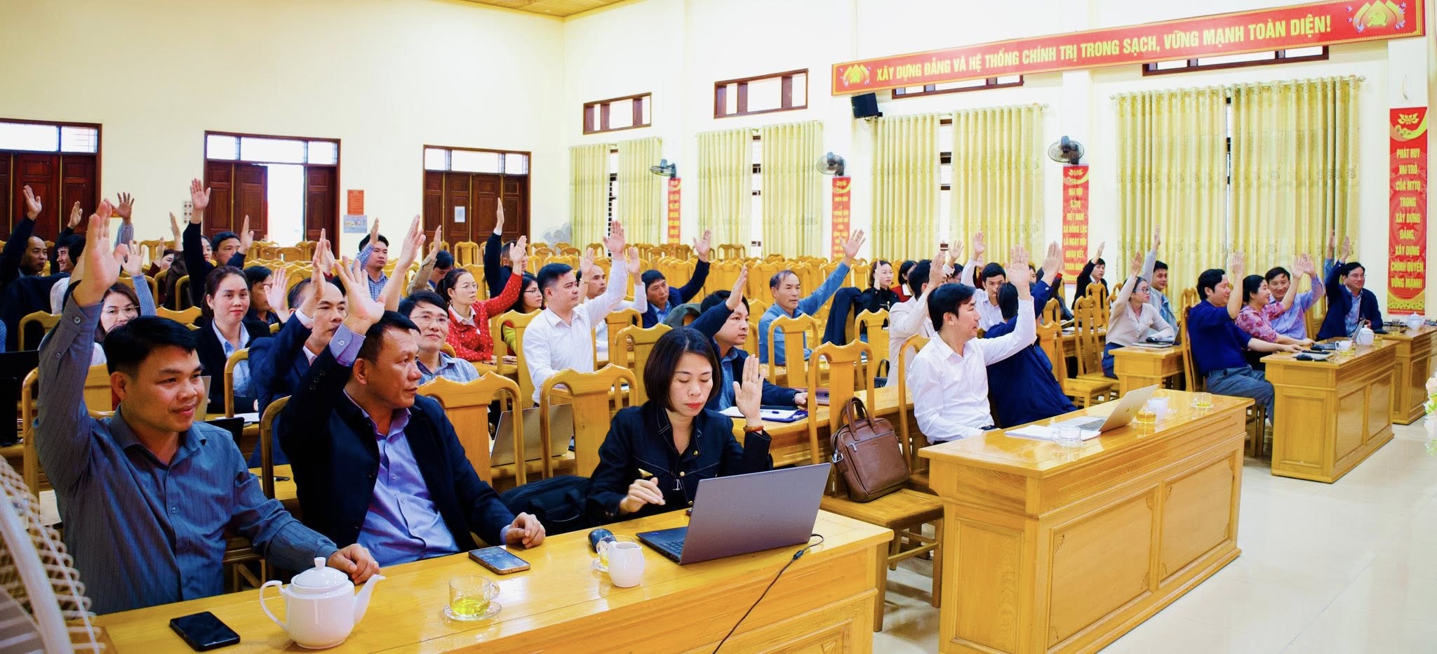 XÃ HỒNG LỘC LẤY Ý KIẾN CỬ TRI NƠI CÔNG TÁC ĐỐI VỚI NGƯỜI ĐƯỢC GIỚI THIỆU ỨNG CỬ ĐẠI BIỂU HĐND XÃ, NHIỆM KỲ 2026 - 2031