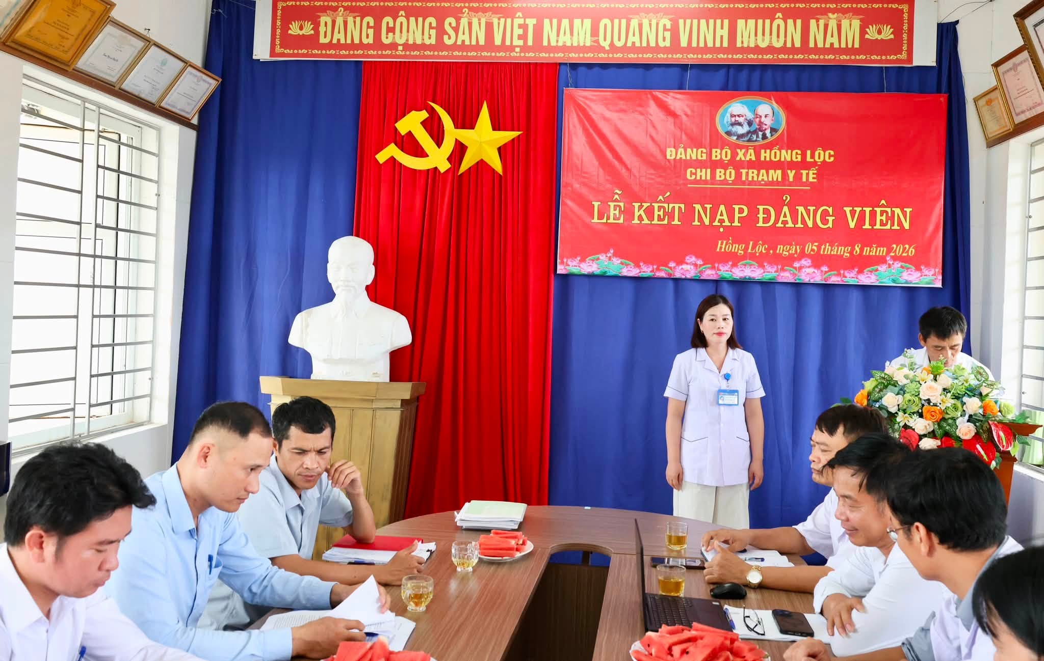 CHI BỘ THÔN TÂN TRUNG VÀ CHI BỘ TRẠM Y TẾ XÃ HỒNG LỘC TỔ CHỨC LỄ KẾT NẠP ĐẢNG VIÊN VÀ SINH HOẠT THƯỜNG KỲ THÁNG 8 NĂM 2026