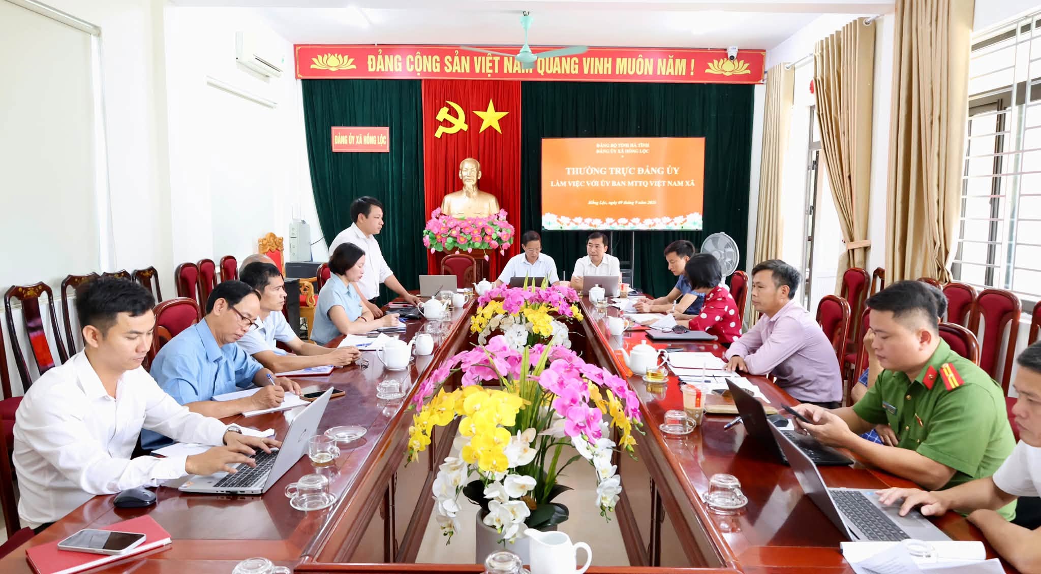 THƯỜNG TRỰC ĐẢNG ỦY LÀM VIỆC VỚI ỦY BAN MTTQ VIỆT NAM XÃ VÀ CÁC TỔ CHỨC CHÍNH TRỊ - XÃ HỘI