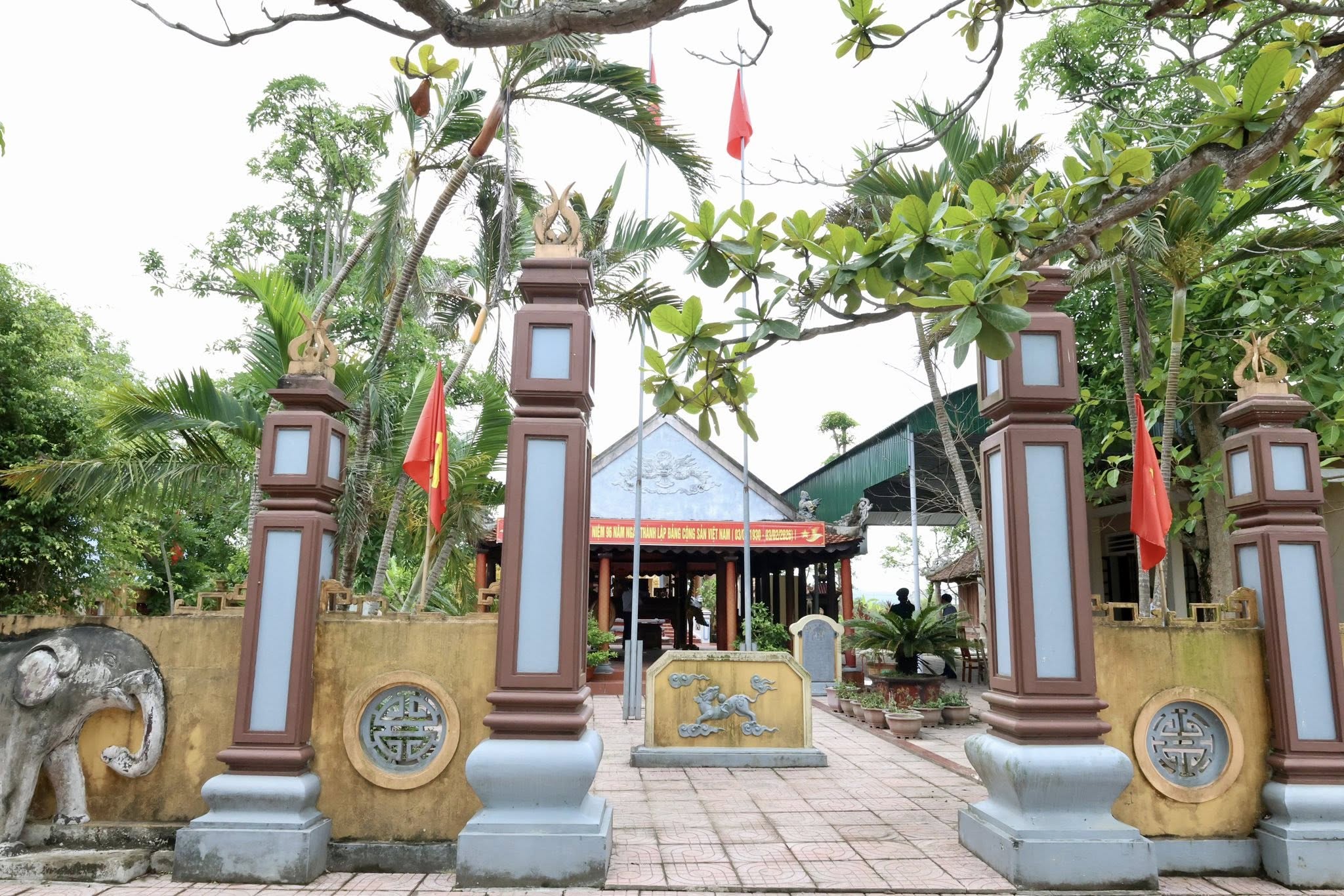 LÃNH ĐẠO XÃ HỒNG LỘC DÂNG HƯƠNG LỄ KỲ PHÚC NĂM 2026 TẠI DI TÍCH LỊCH SỬ VĂN HÓA, CÁCH MẠNG ĐÌNH ĐỈNH LỰ
