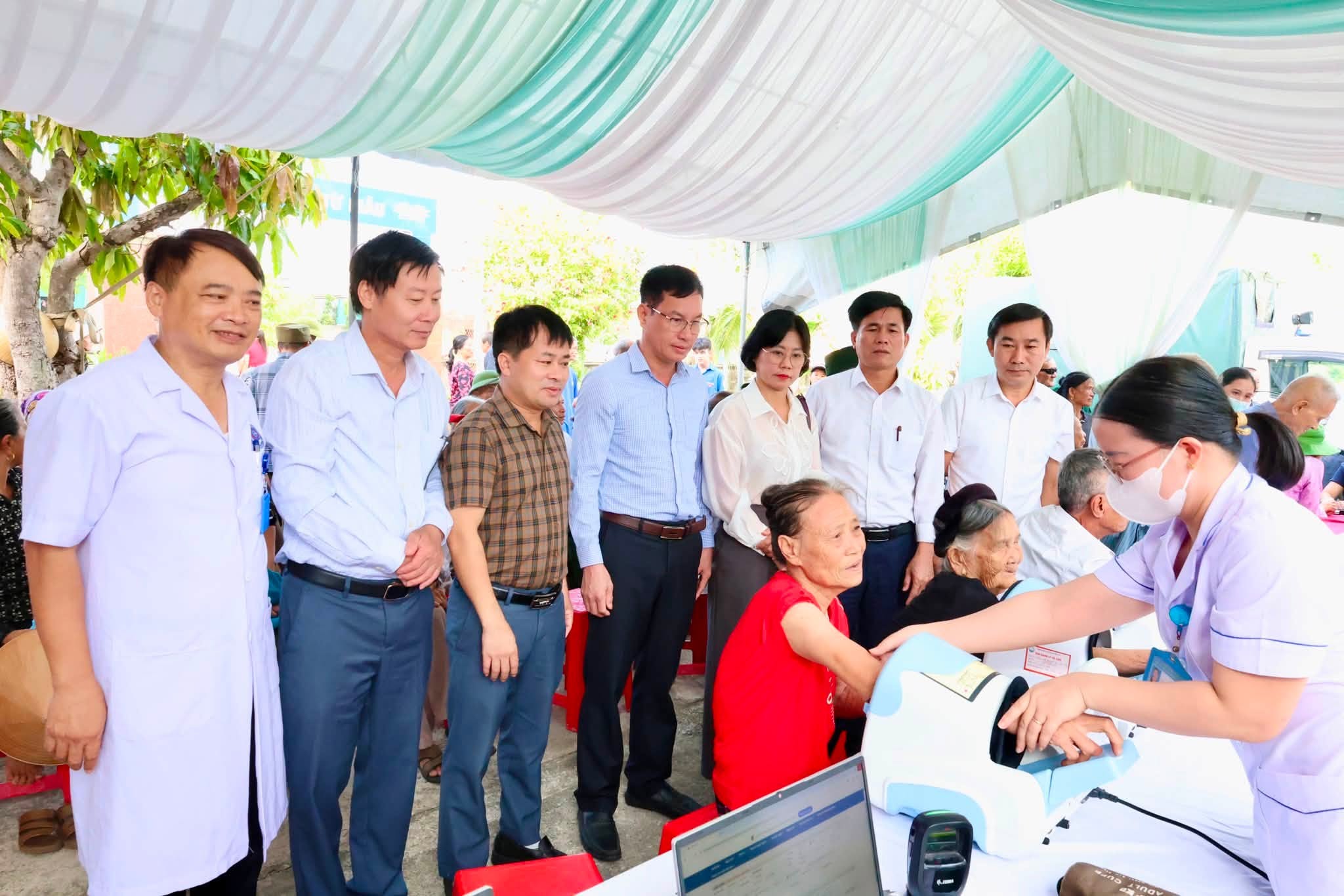 UBND XÃ HỒNG LỘC PHÁT ĐỘNG ĐỢT CAO ĐIỂM KHÁM SỨC KHỎE ĐỊNH KỲ, KHÁM SÀNG LỌC MIỄN PHÍ CHO TOÀN DÂN