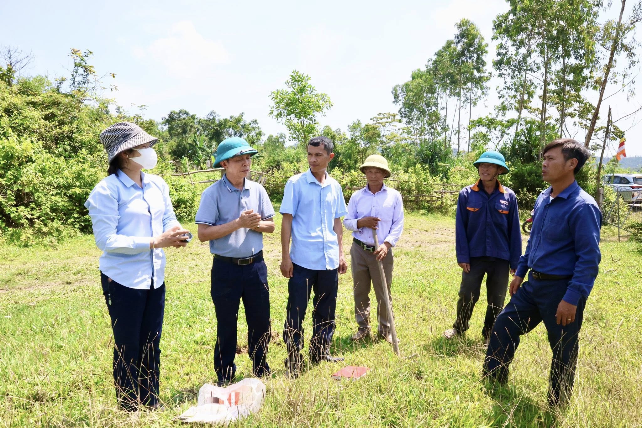 XÃ HỒNG LỘC KHẢO SÁT ĐẤT ĐỂ LIÊN KẾT SẢN XUẤT DỨA BAO TIÊU SẢN PHẨM