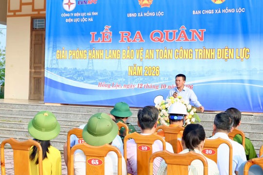 Điện lực Lộc Hà phối hợp ra quân phát quang xử lý cây cối, vật cản trong hành lang an toàn lưới điện. 