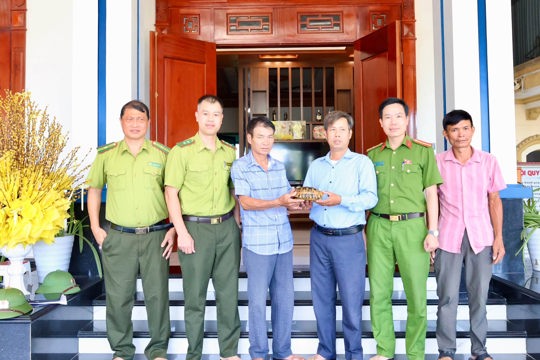 Hồng Lộc: Người dân tự nuyện bàn giao cá thể rùa núi vàng cho cơ quan chức năng 