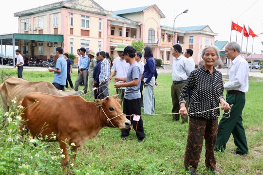 UBMT TQ Việt Nam xã Hồng Lộc, trao mô hình sinh kế hỗ trợ gia đình có hoàn cảnh khó khăn.