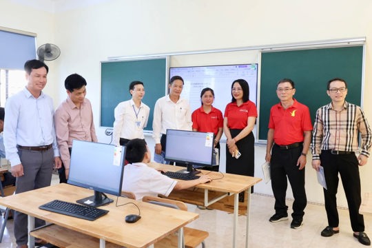 Chương trình trao tặng máy tính phục vụ dạy và học tin học, công nghệ. 