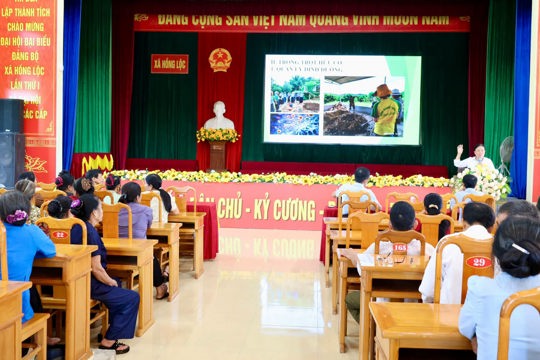 Hội nông dân xã Hồng Lộc tập huấn hướng dẫn hội viên sử dụng vi sinh trong chăn nuôi, xữ lý rác thải hữu cơ. 