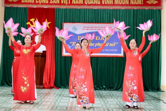 Hội LHPN xã Hồng Lộc với diễn đàn ' tháng nghe Phụ nữ nói' tại thôn Đông Thịnh. 