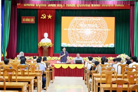 UBND xã Hồng Lộc tổ chức hội nghị bàn giải phám tháo gỡ khó khăn trong cập nhật cơ sở dữ liệu đất đai.