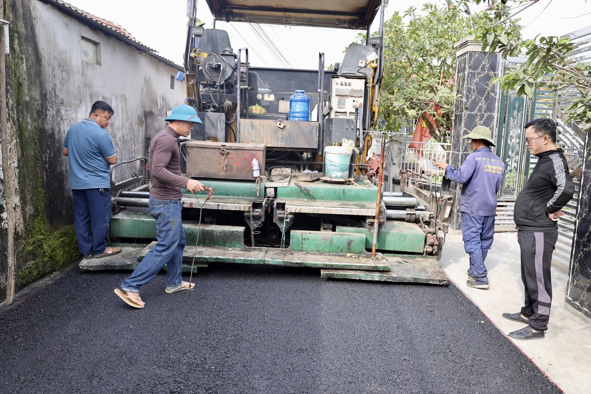 XÃ HỒNG LỘC TẬP TRUNG THẢM NHỰA NÂNG CẤP ĐƯỜNG GIAO THÔNG NÔNG THÔN