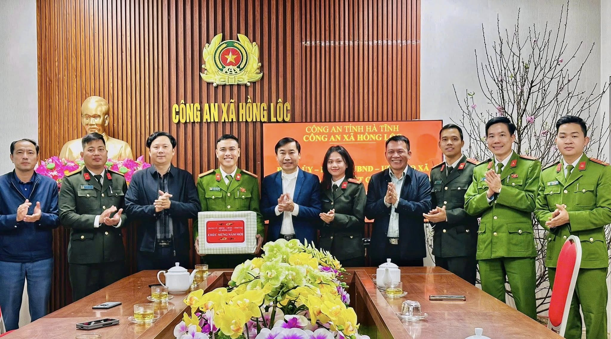 ĐẢNG ỦY – HĐND – UBND – UBMTTQ XÃ HỒNG LỘC CHÚC MỪNG, TẶNG QUÀ CÁC ĐƠN VỊ NHÂN DỊP TẾT NGUYÊN ĐÁN 2026. 