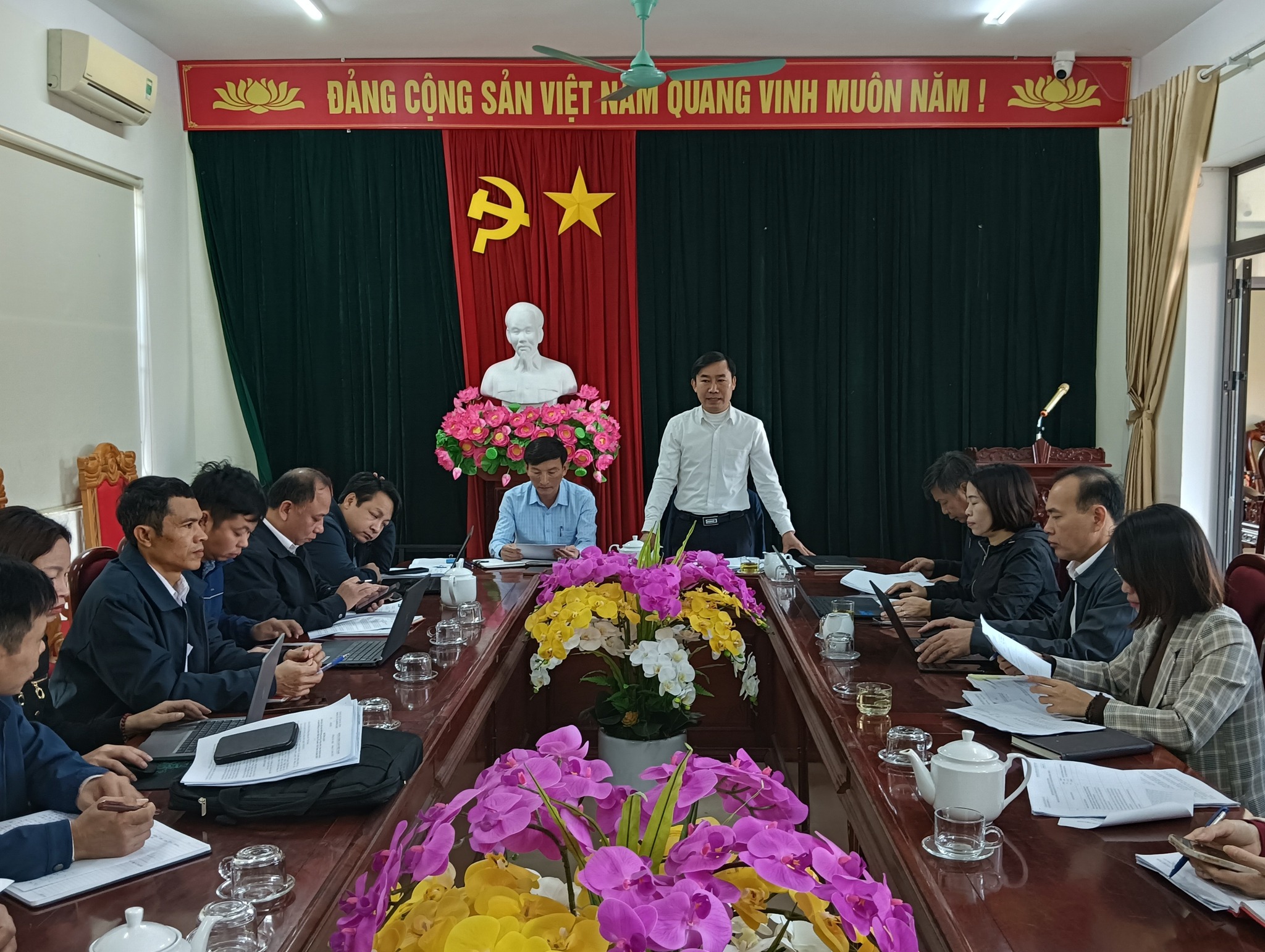 ĐẢNG ỦY XÃ HỒNG LỘC TỔ CHỨC HỘI NGHỊ TRIỂN KHAI CÔNG TÁC KIỂM ĐIỂM, ĐÁNH GIÁ, XẾP LOẠI TỔ CHỨC CƠ SỞ ĐẢNG, ĐẢNG VIÊN NĂM 2025