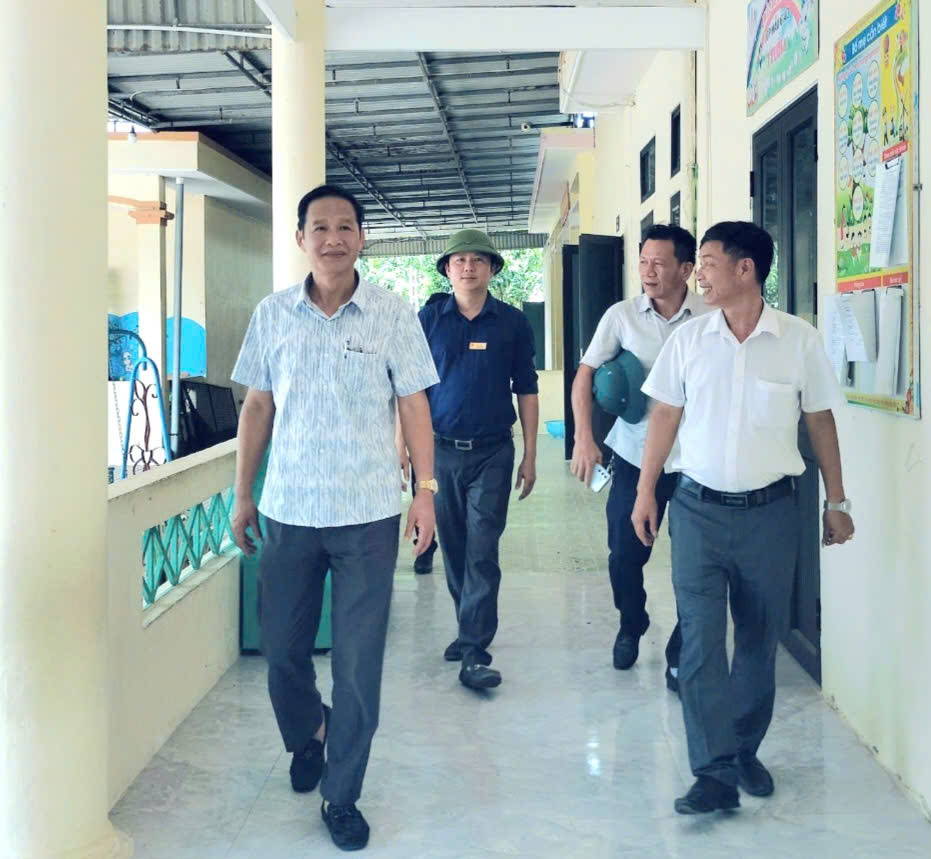 THƯỜNG TRỰC HỘI ĐỒNG NHÂN DÂN VÀ CÁC NGÀNH CHUYÊN MÔN XÃ HỒNG LỘC KIỂM TRA THỰC TRẠNG CƠ SỞ VẬT CHẤT TRƯỜNG HỌC VÀ CƠ SỞ HẠ TẦNG SẢN XUẤT NÔNG NGHIỆP TRÊN ĐỊA BÀN XÃ.