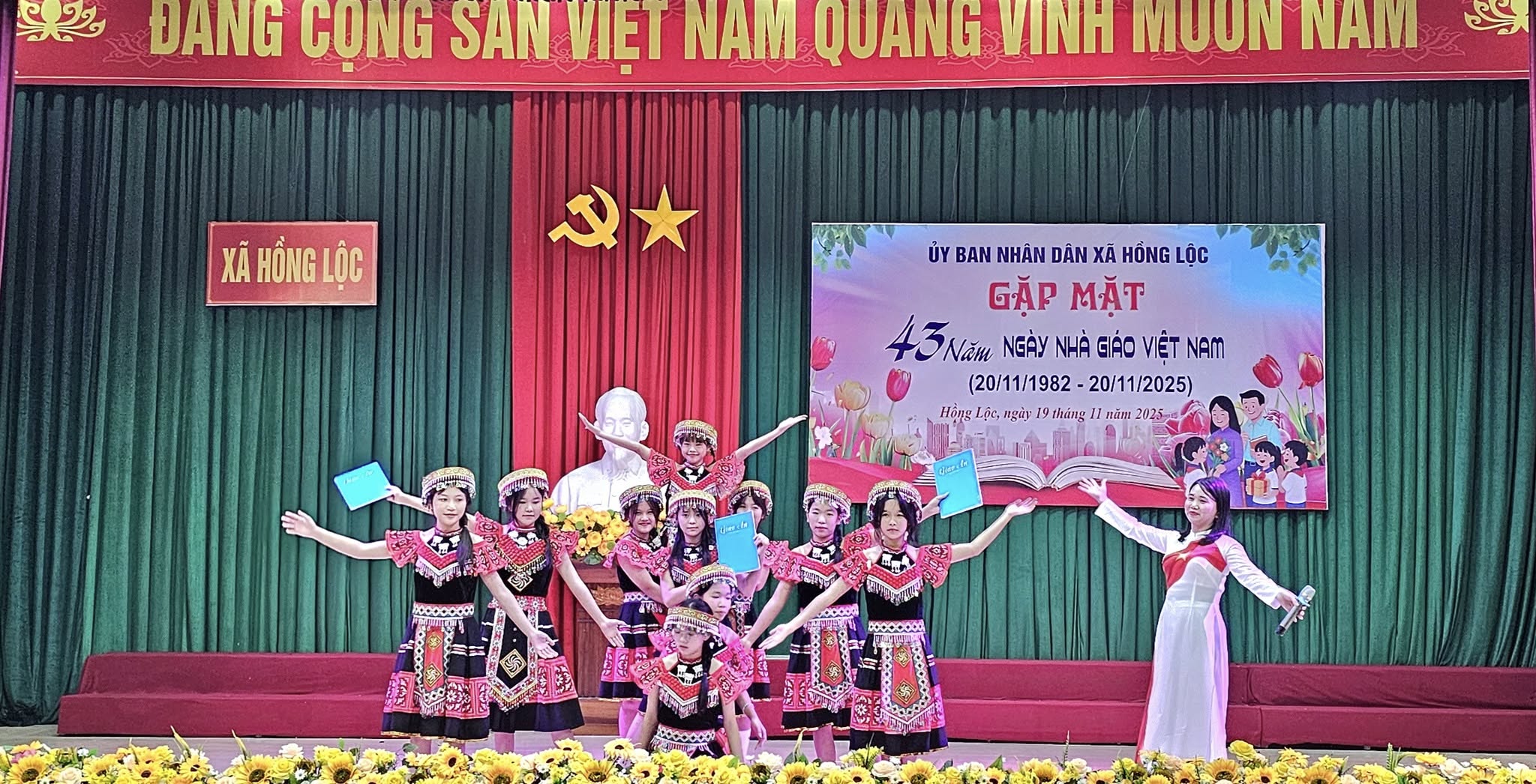 XÃ HỒNG LỘC TỔ CHỨC  KỶ NIỆM 43 NĂM NGÀY NHÀ GIÁO VIỆT NAM (20/11/1982 - 20/11/2025)